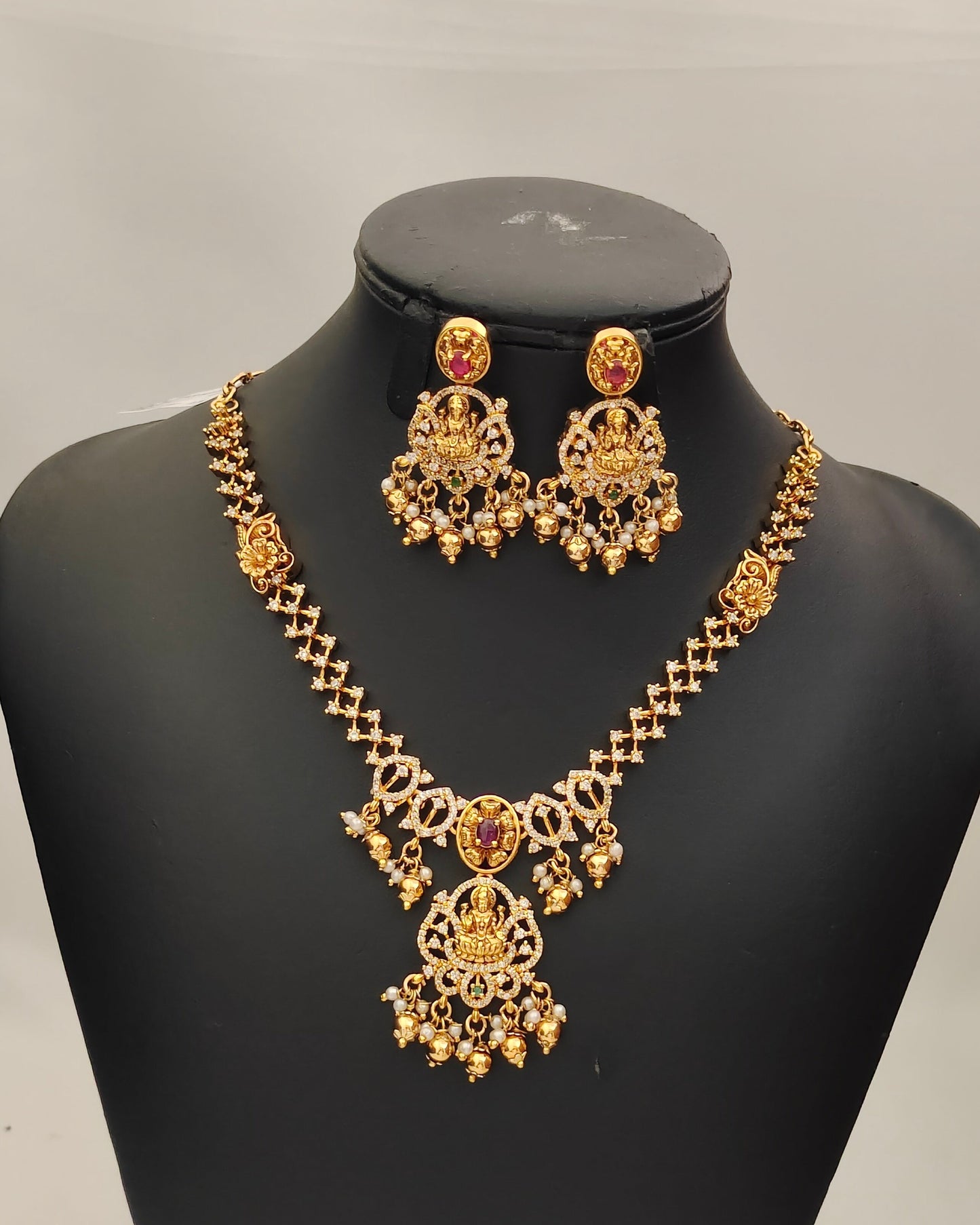 Gold Finish Neckset