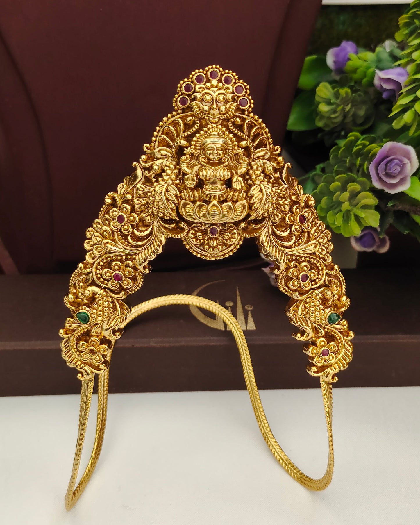 Antique Gold Finish Vanki