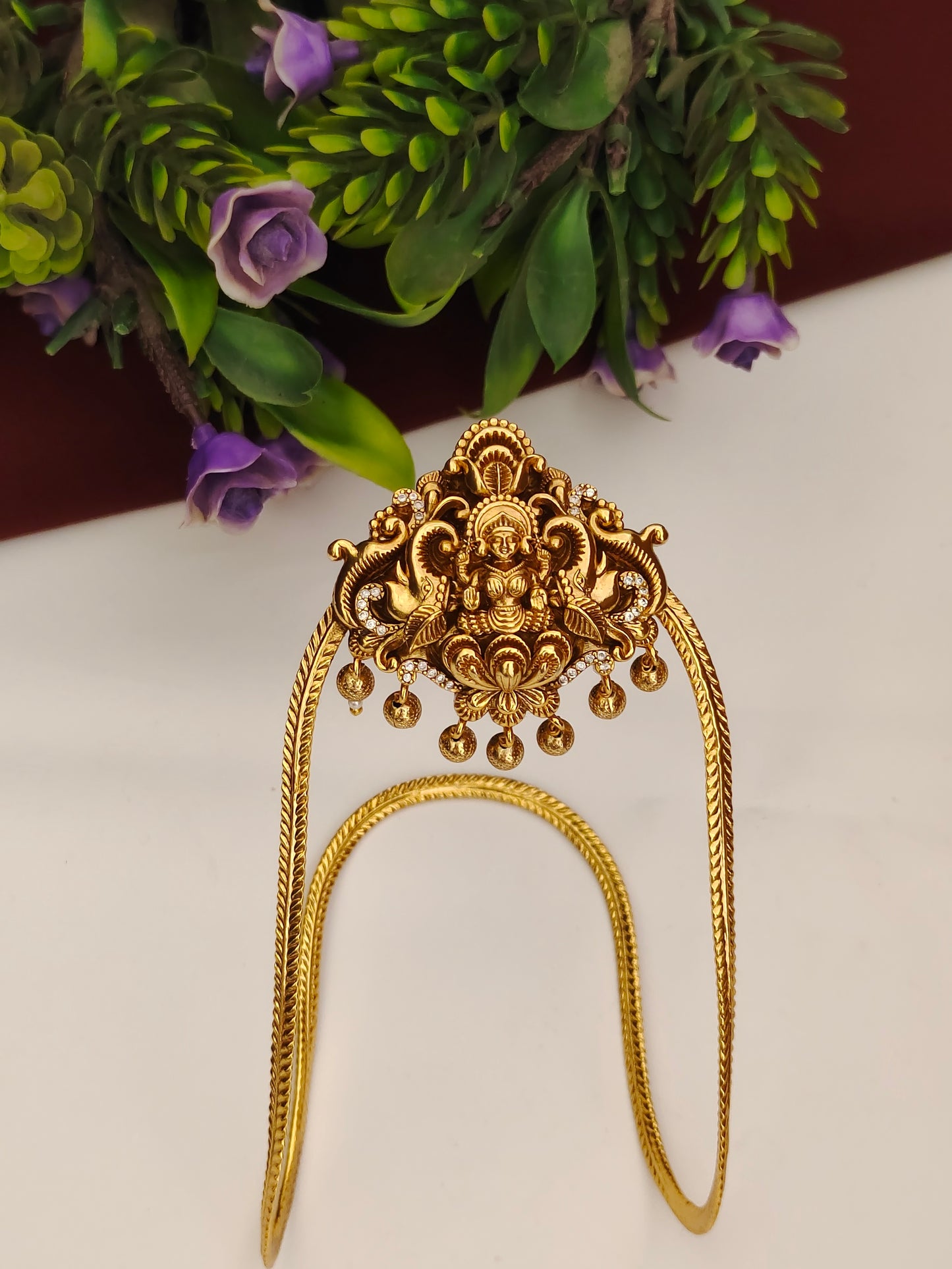 Antique Gold Finish Vanki